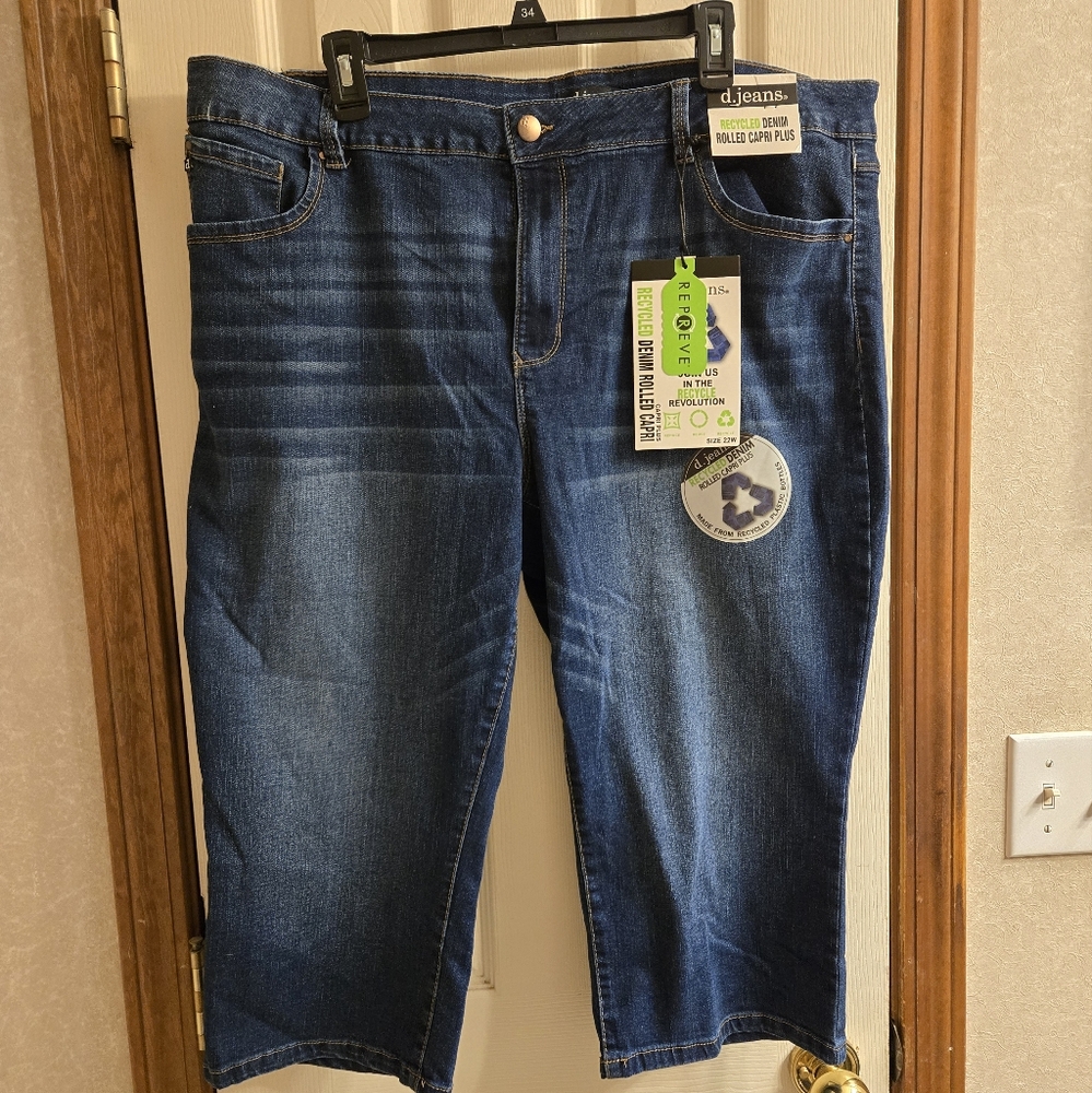 d. jeans Blue Relaxed Fit Capris with Medium Wash
